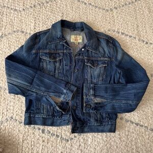 Dark medium wash Levi’s denim jacket cropped